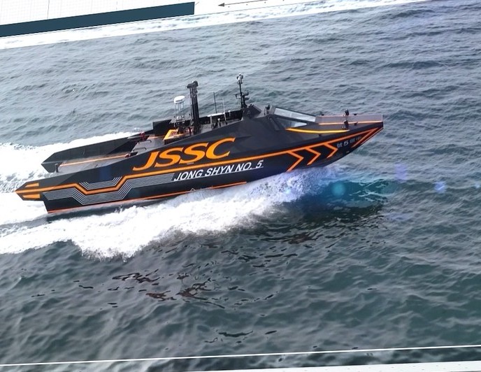 邁向新世代海上作戰平台：本土無人船自主導控、感測融合與群控能力的實海域驗證